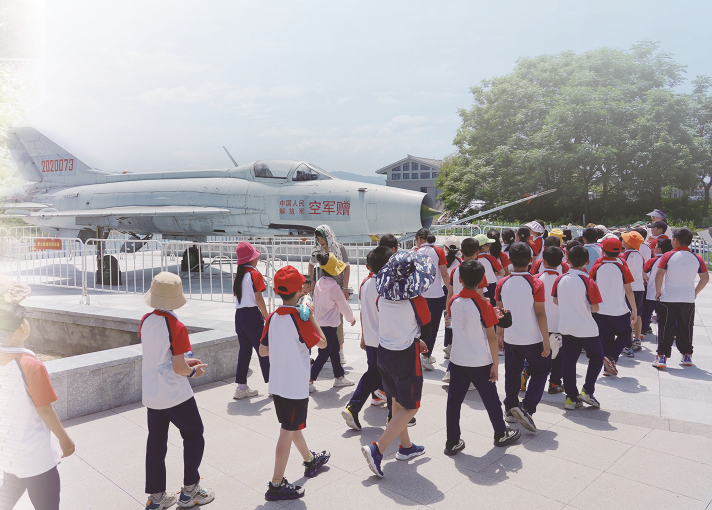 上杭县中小学生在临江楼国防教育基地参观退役装备。